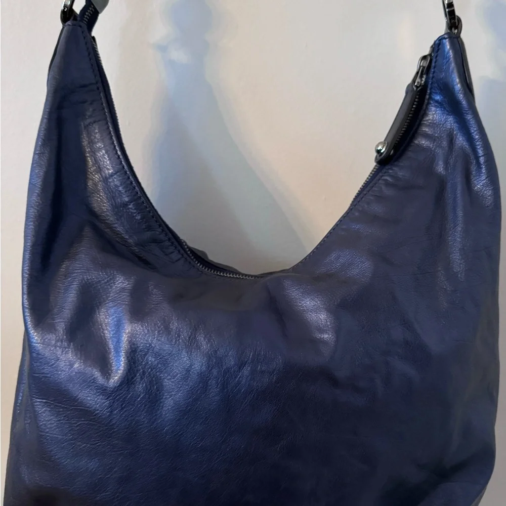 Gucci Metallic Leather Galaxy Chain Hobo
Size: 14.50" (L) x 5.00" (W) x 10 - Picture 6 of 16